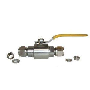 �������y